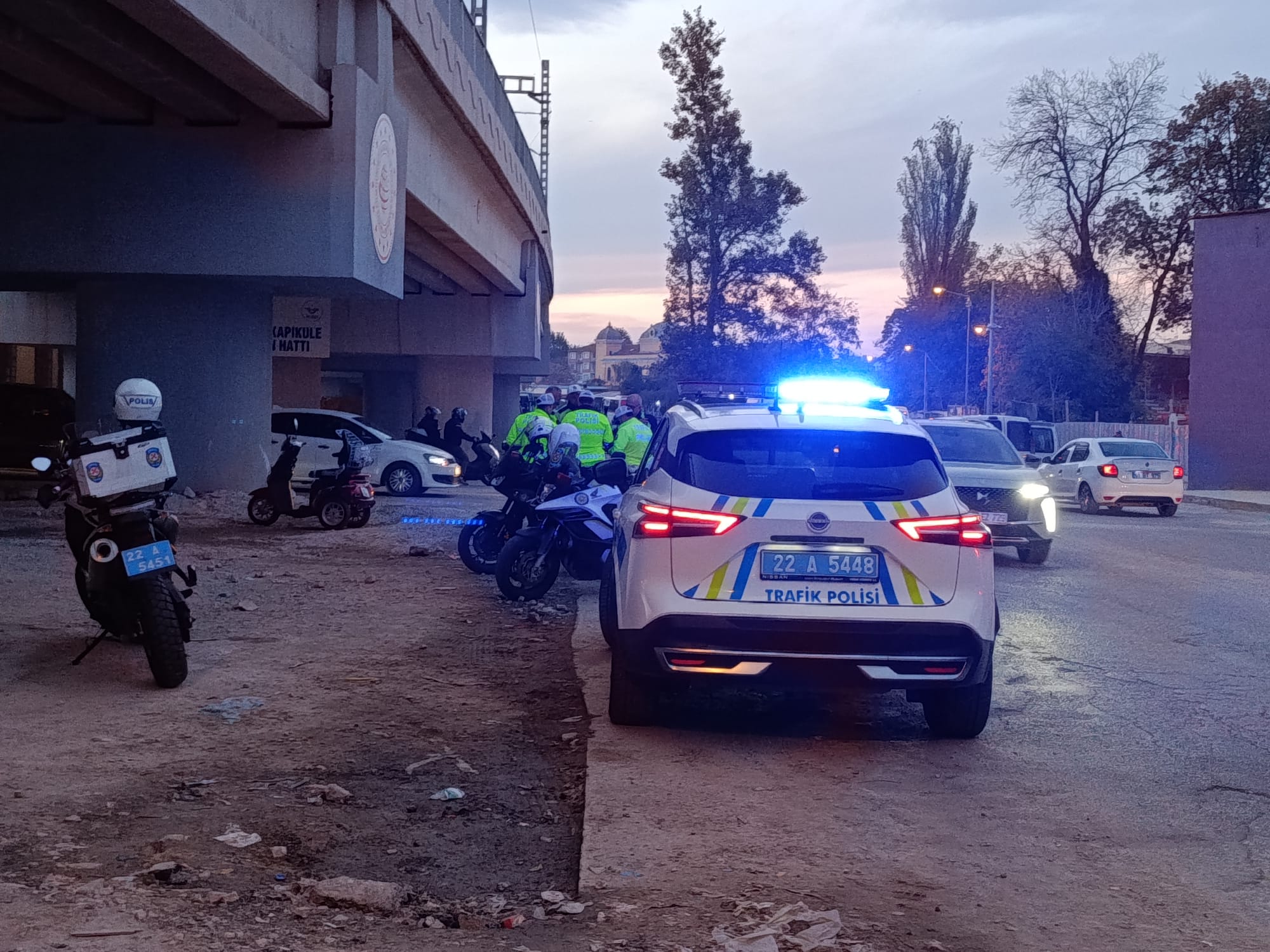 Yola düşen sürücü otomobilin altında kaldı: 1 ölü