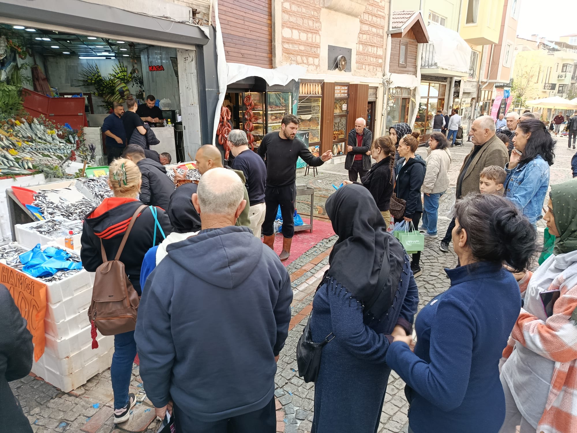 Hamsi 100 liraya düştü, tezgahlar şenlendi