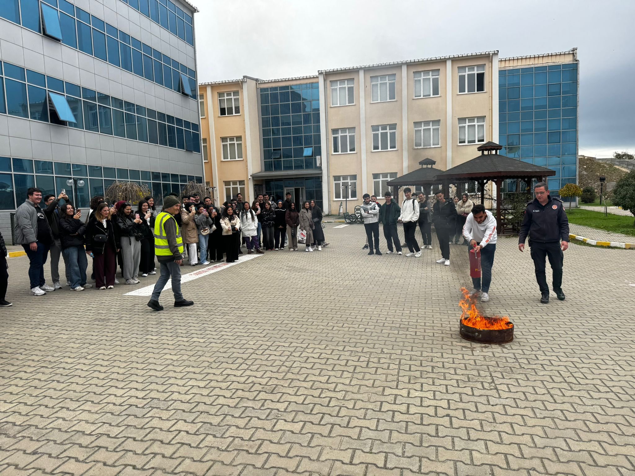 Öğretmen adaylarına yangın eğitimi