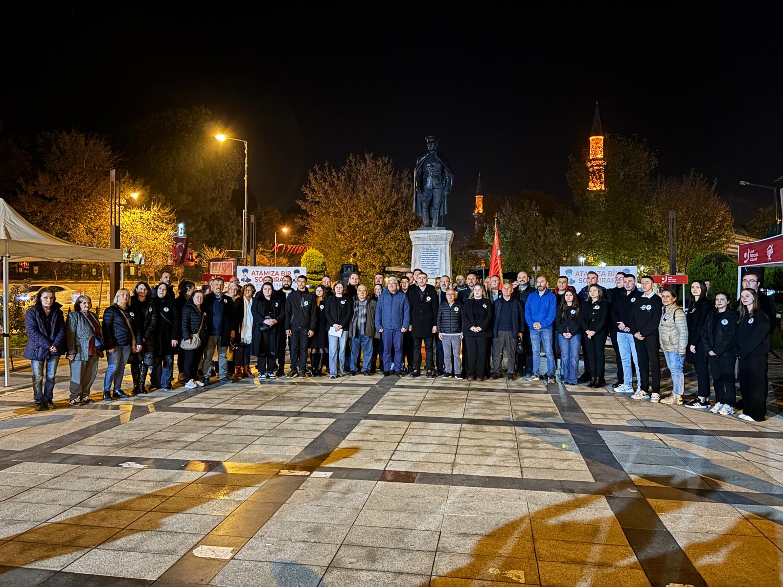 CHP'li gençlerden ATA'ya saygı nöbeti