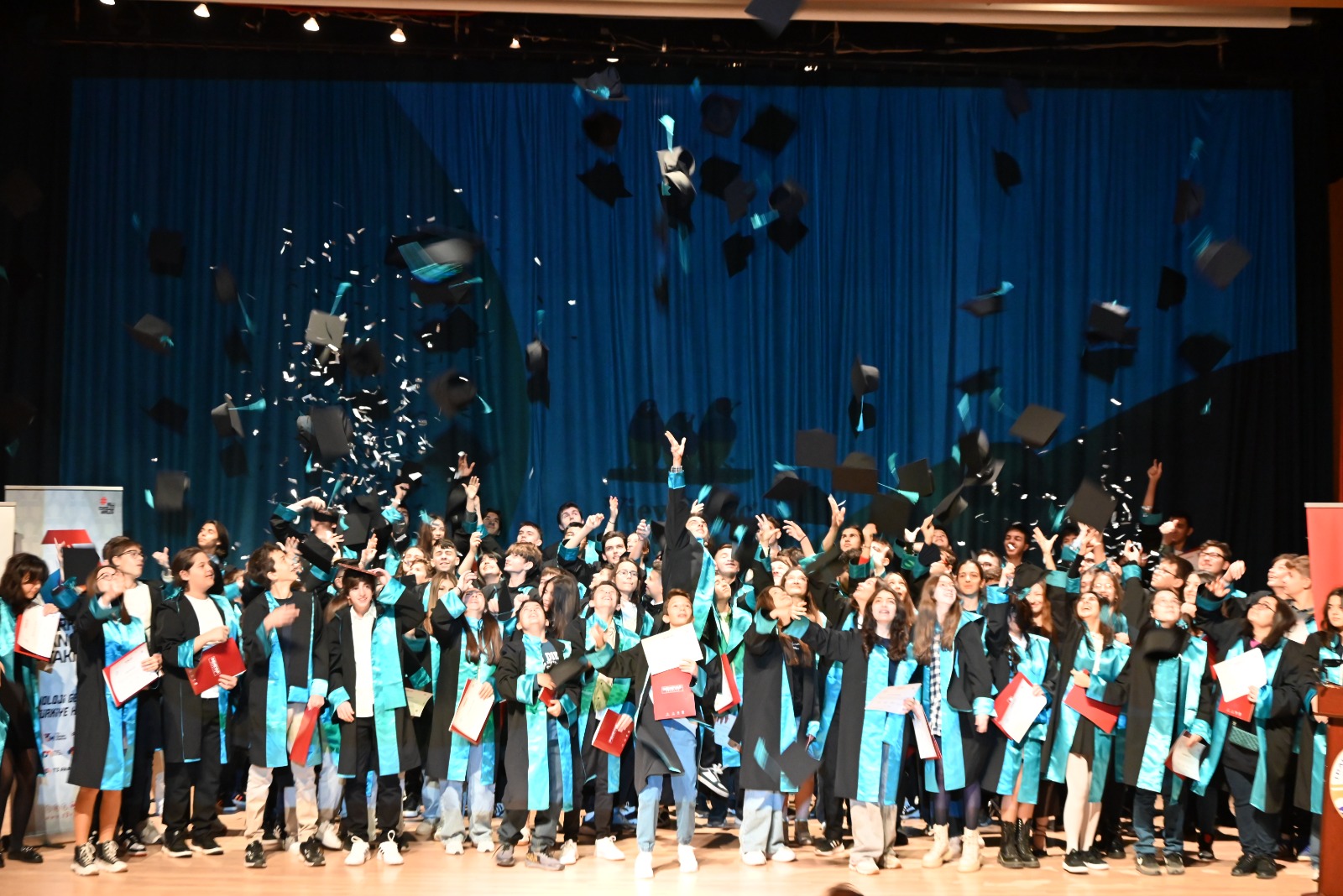 Deneyap'ta mezuniyet sevinci