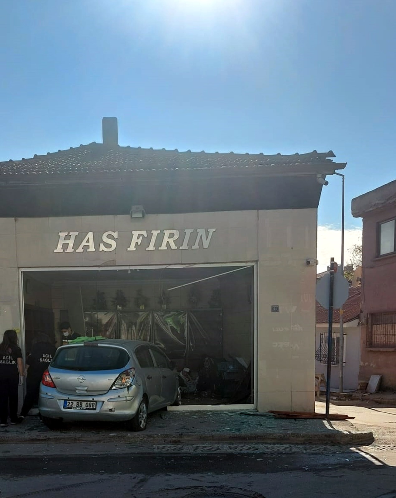 Otomobil ekmek fırınına çarptı