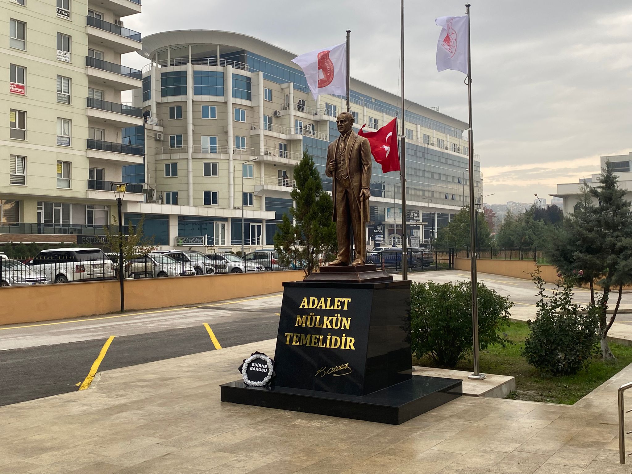 Edirne Adliyesi'ne yeni Atatürk anıtı!