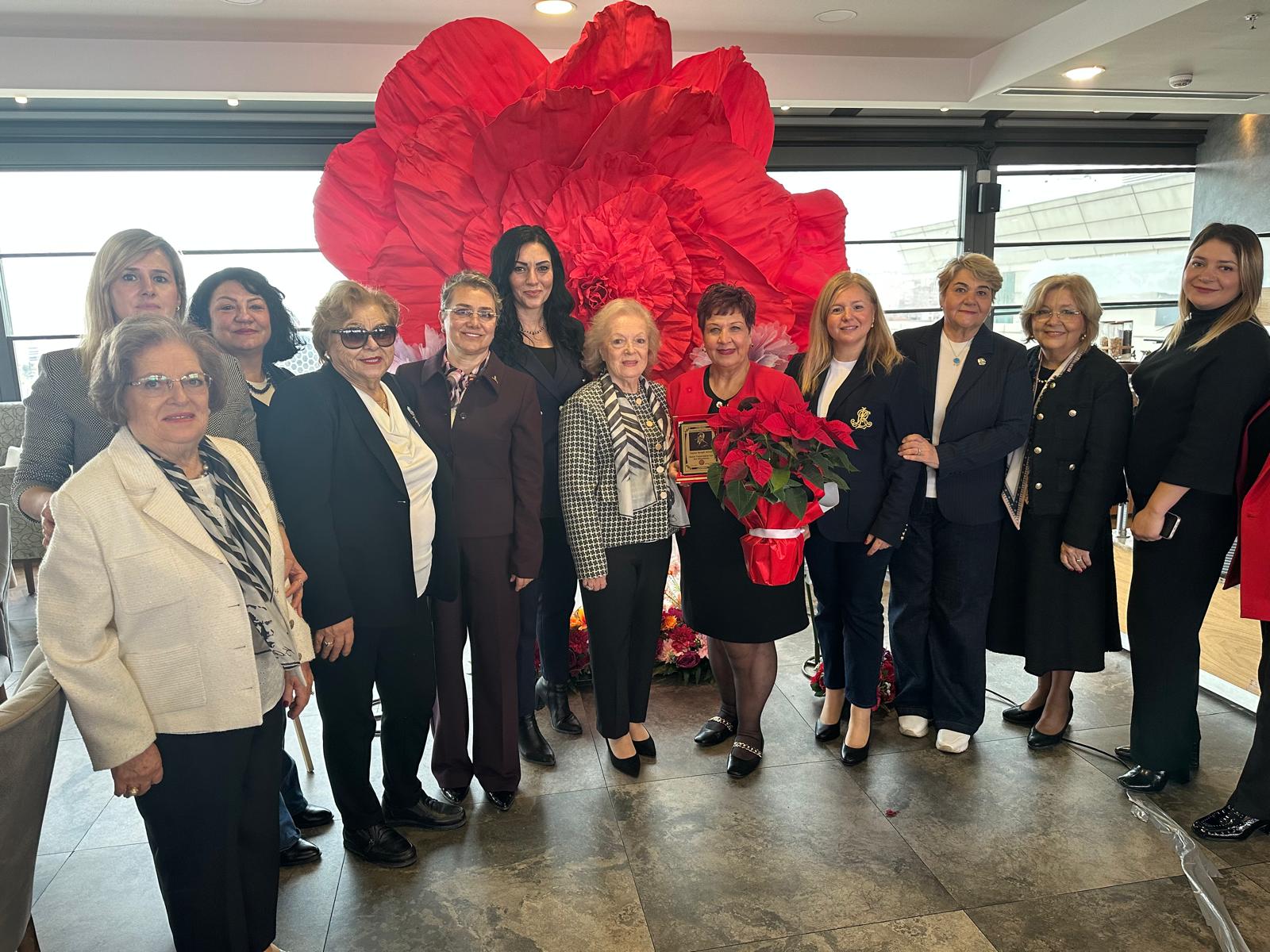 Yılın Öğretmeni Atay’a plaket