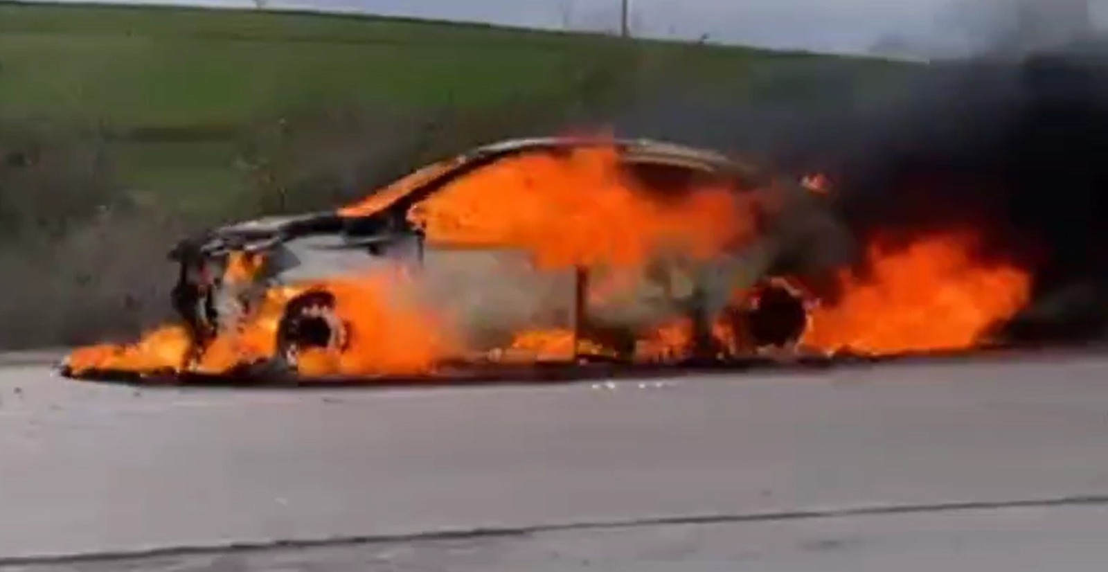 Seyir halindeki araç alev topuna döndü