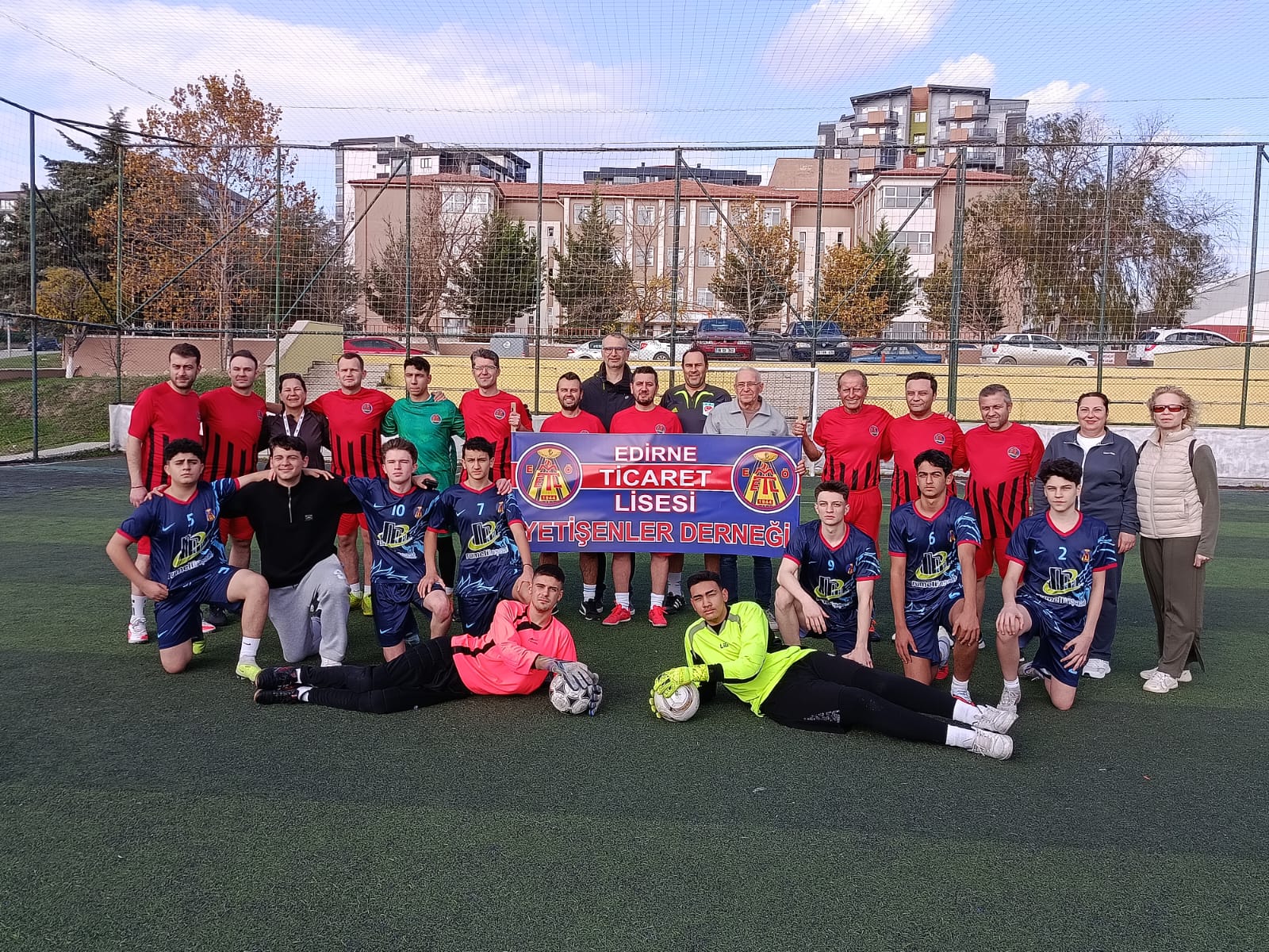 Edirne Ticaret Lisesi'nde mezunlar ve öğrenciler futbolda buluştu