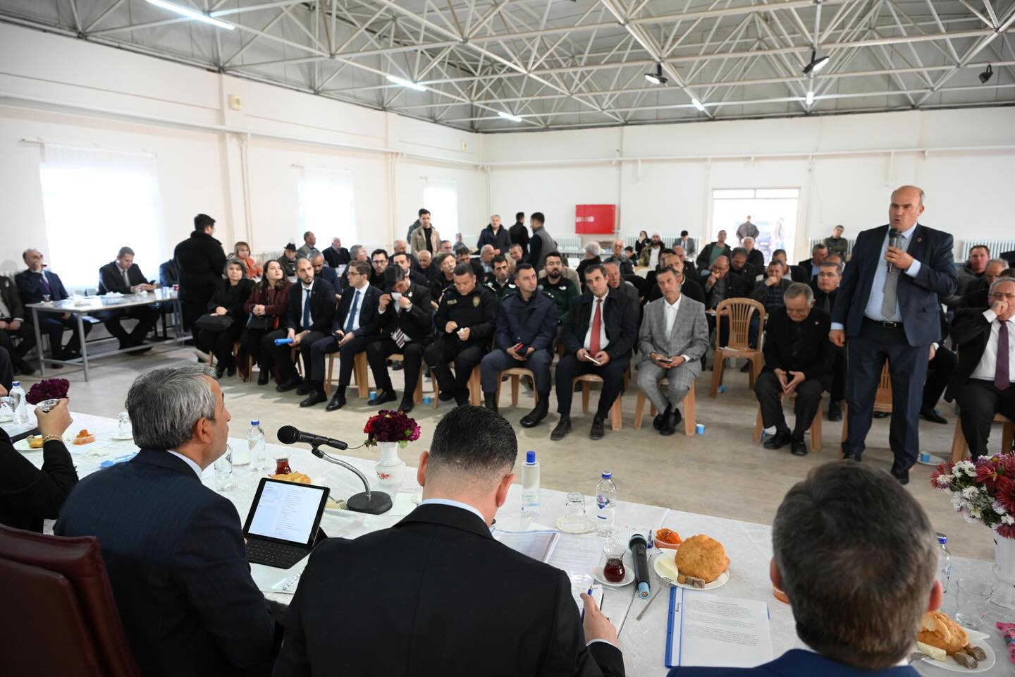 Vali Sezer'den Hasköy'de muhtar ve vatandaş buluşması