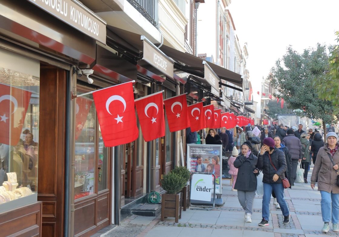 Saraçlar Caddesi ay-yıldızla donatıldı