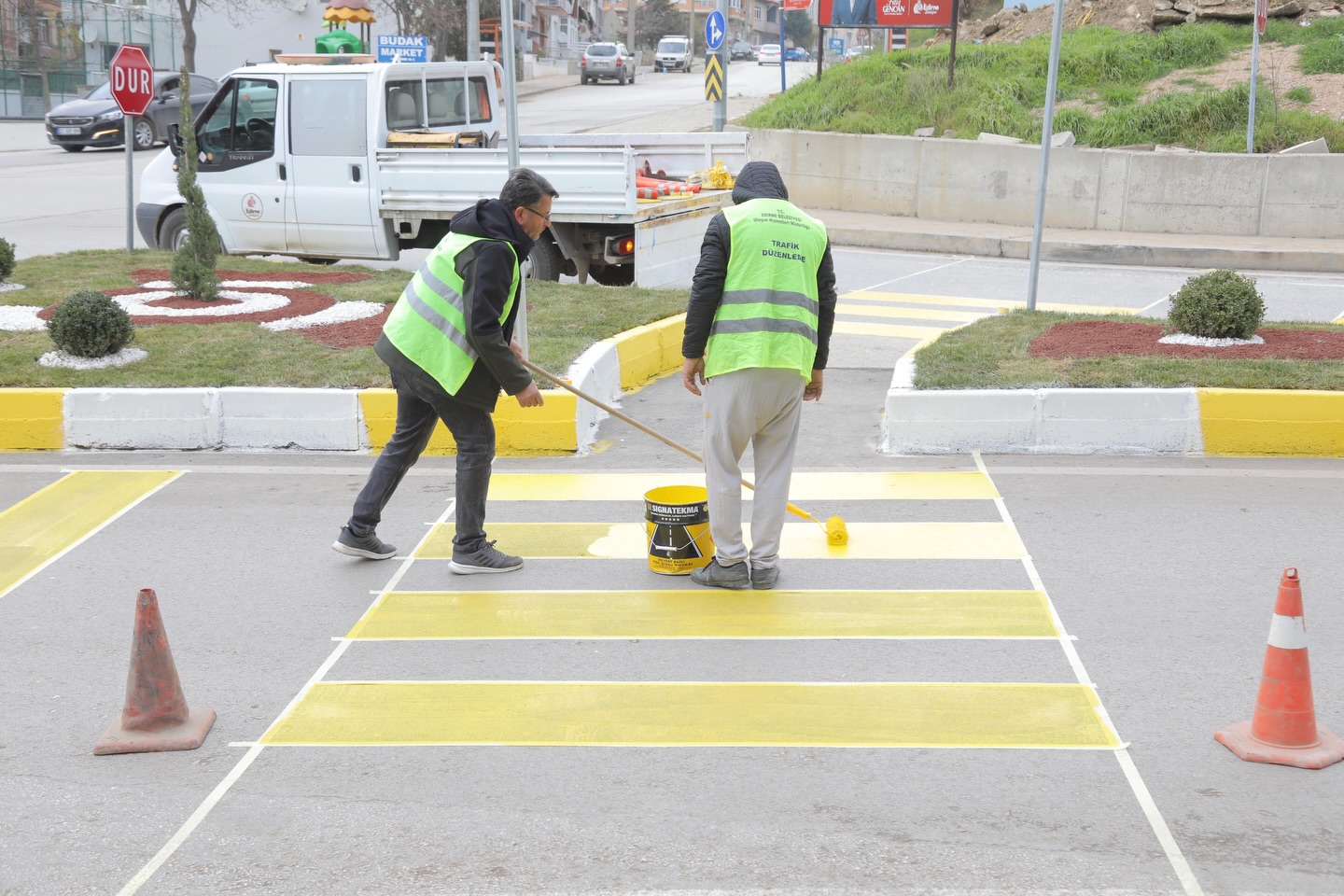 Belediyeden yol çizgi çalışması