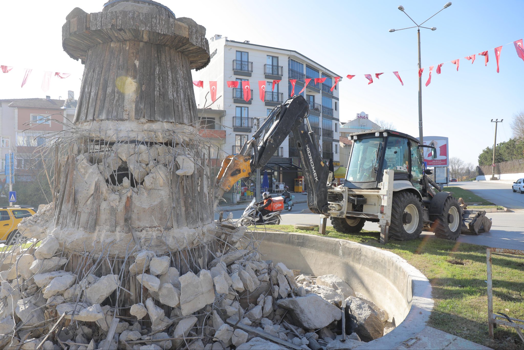 Belediyeden yeni refüj ve kavşak bakım çalışması