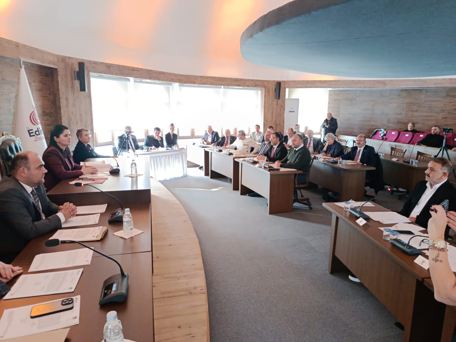 Mecliste 'AK Partili Vali' tartışması