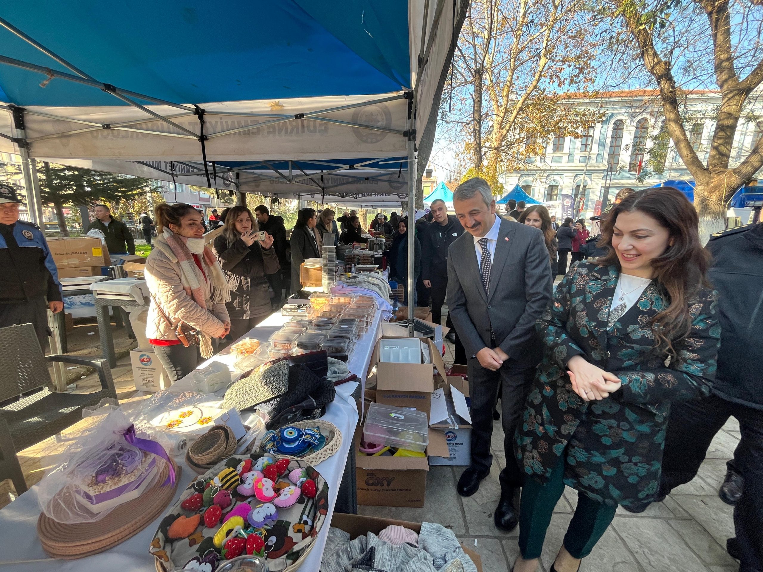Polis eşlerinden ailelere destek kermesi