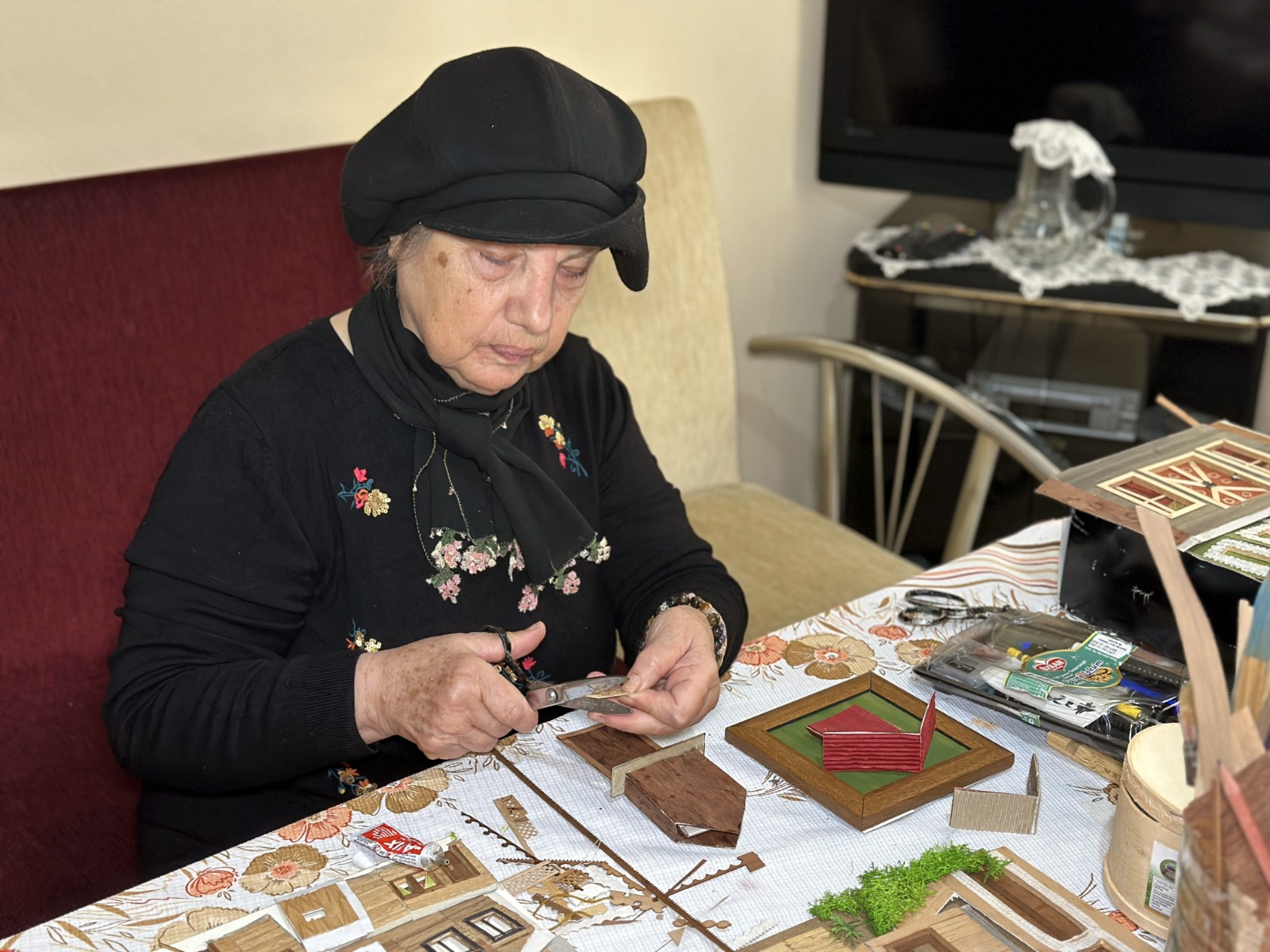 Edirne'nin tarihi yapılarını rölyeflere işliyor!