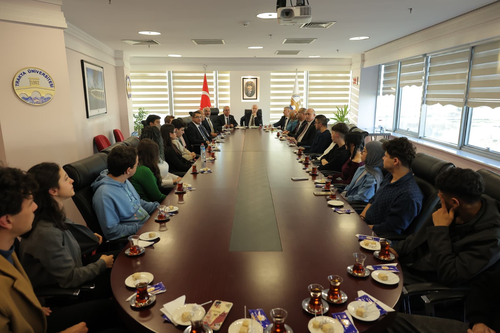 Rektör Hatipler, üniversiteden burs alan öğrencilerle birarada