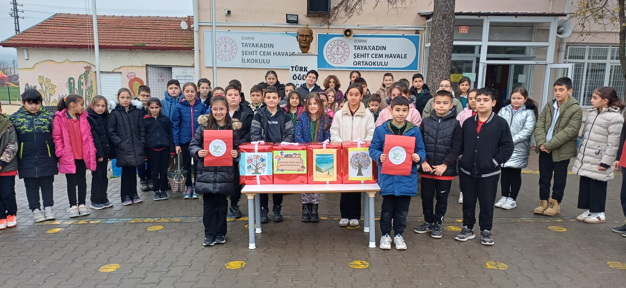 Minik öğrencilerden büyük hareket