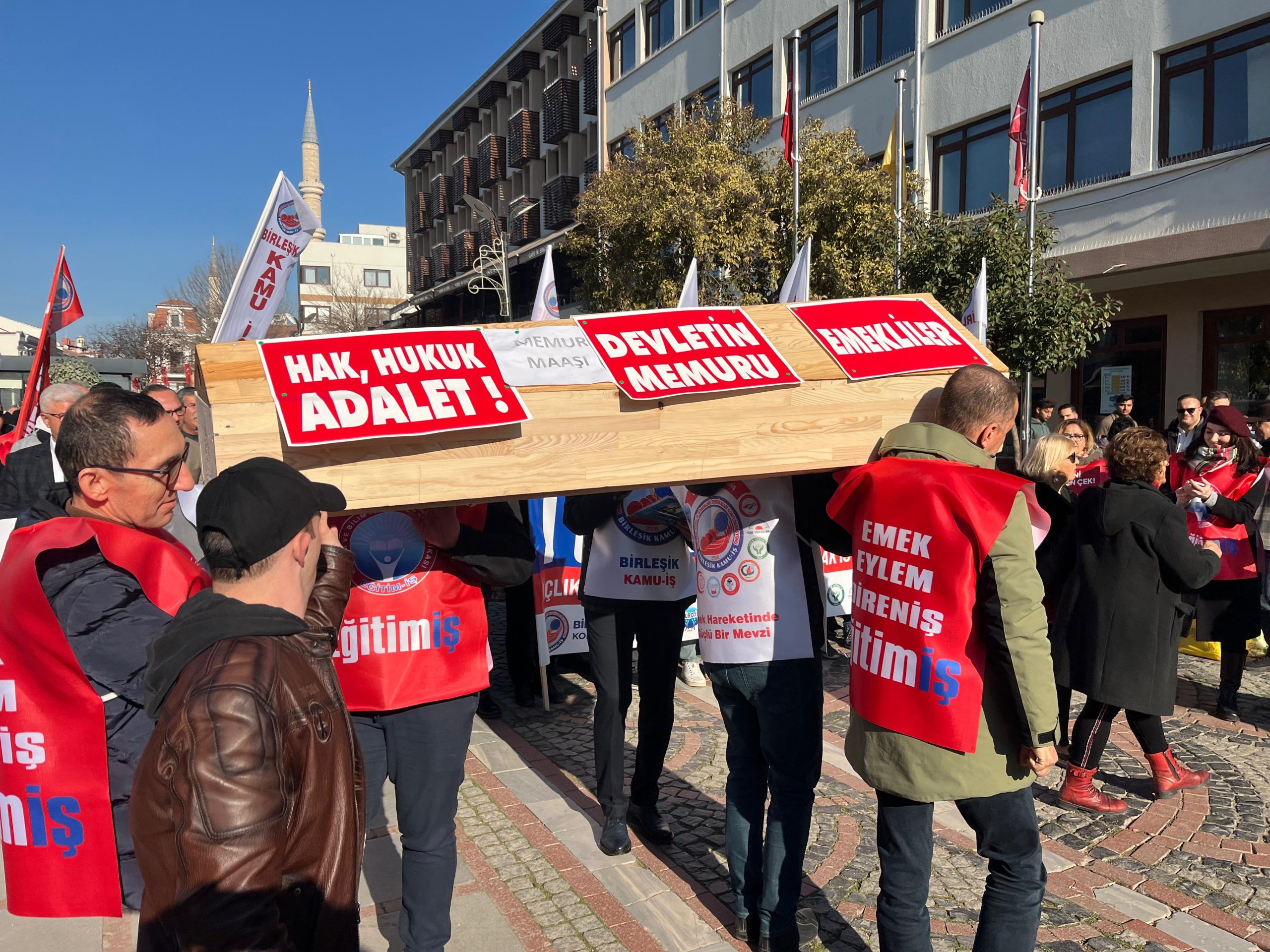 Memurdan 'tabutlu' tepki