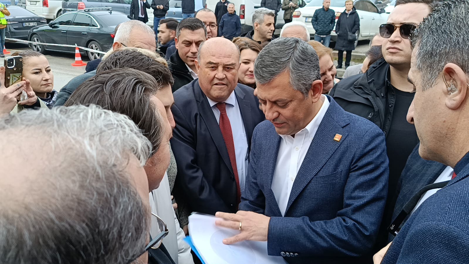 Özel’in ilk ziyareti CHP İl binasına