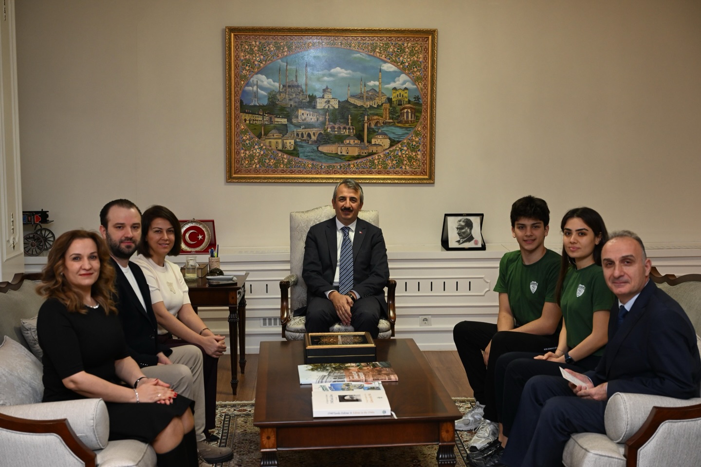 Milli Yüzücü Gururunu Vali Sezer’le Paylaştı