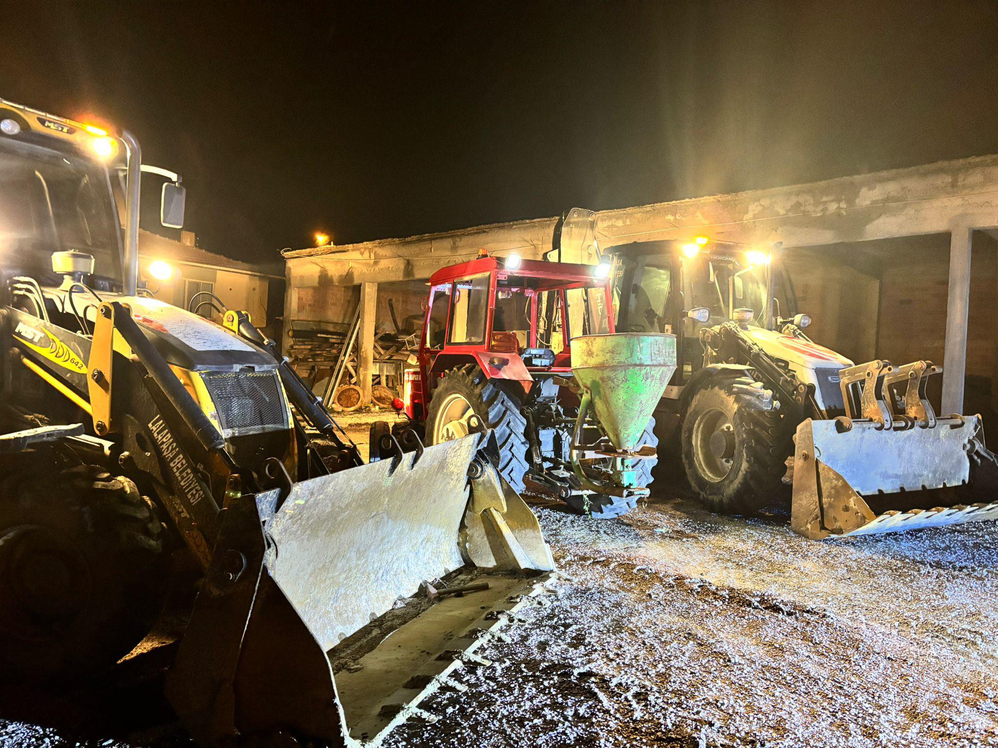 Lalapaşa yollarına 'tuzlama' çalışması