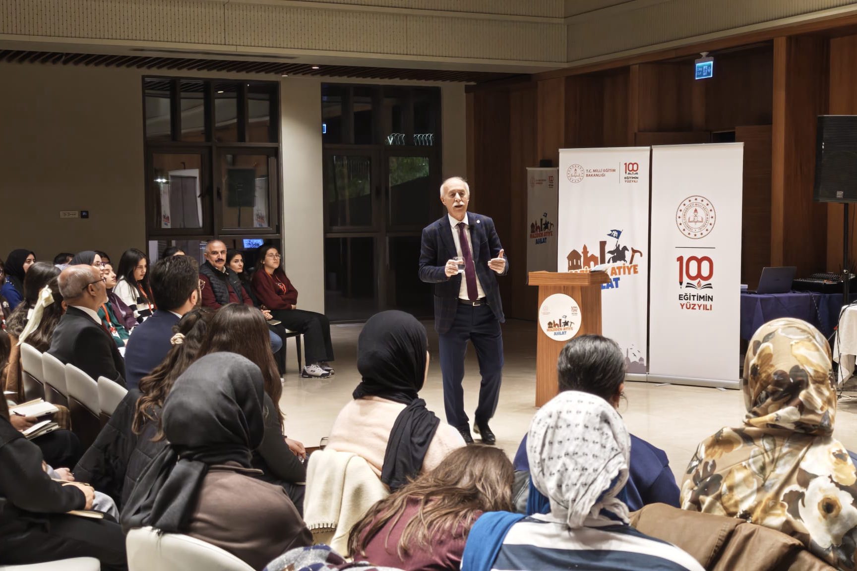 Rektör Hatipler Ahlat'ta!