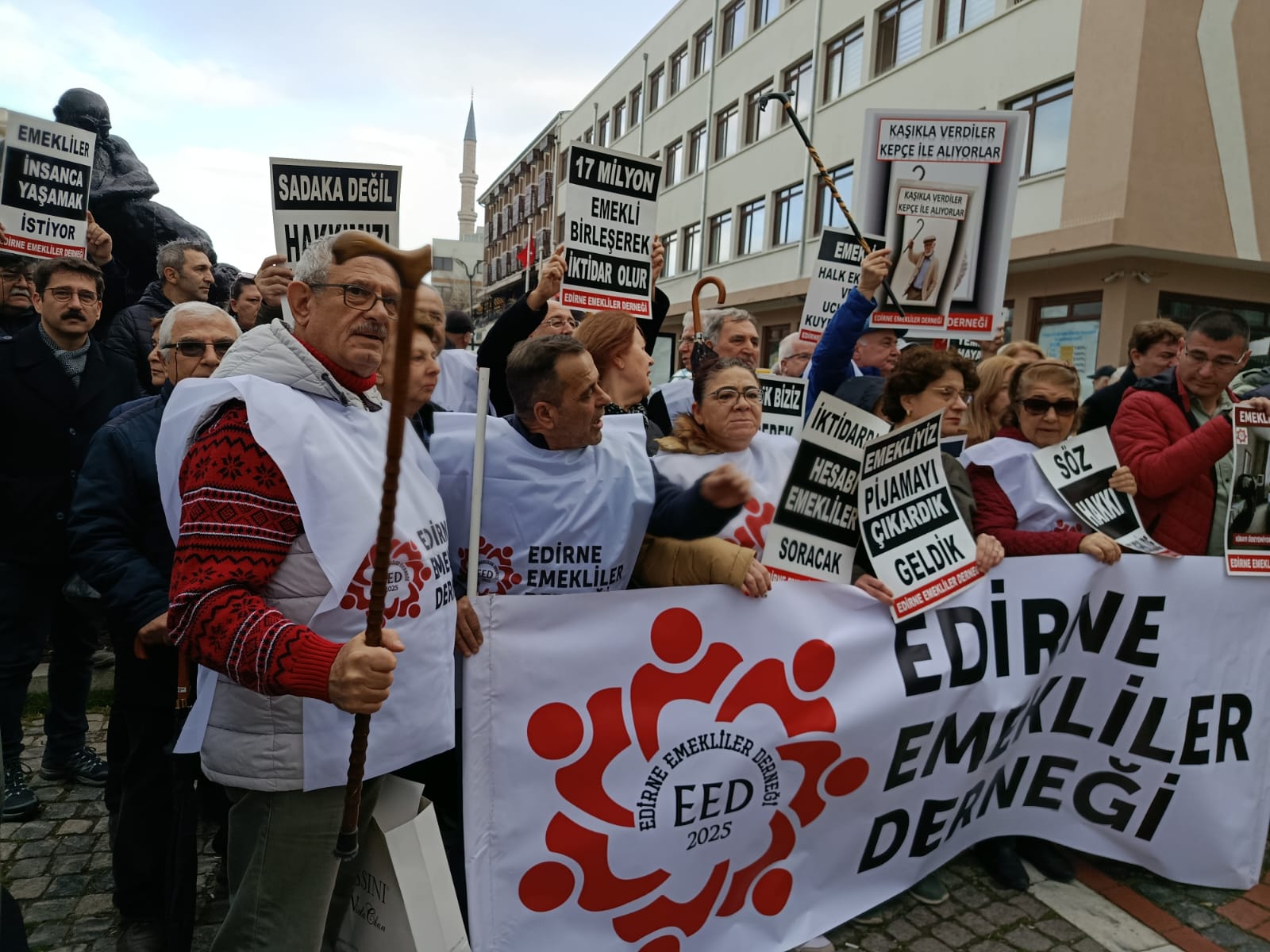 Emekliler bastonuyla sokağa indi!