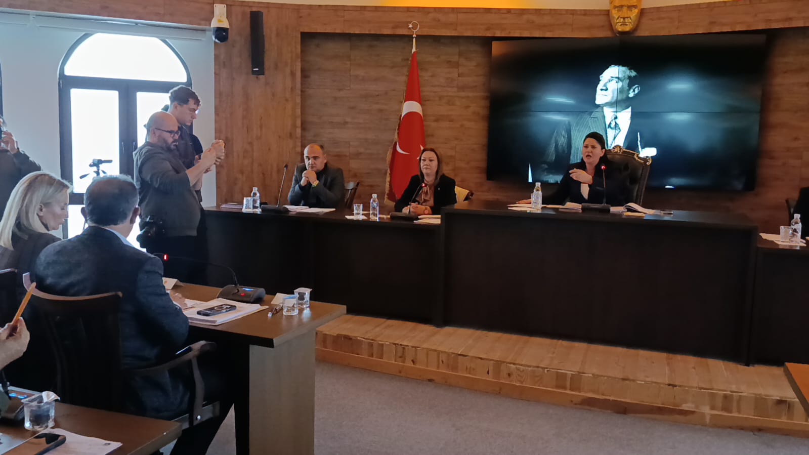 Mecliste 'halktan koptunuz' tartışması