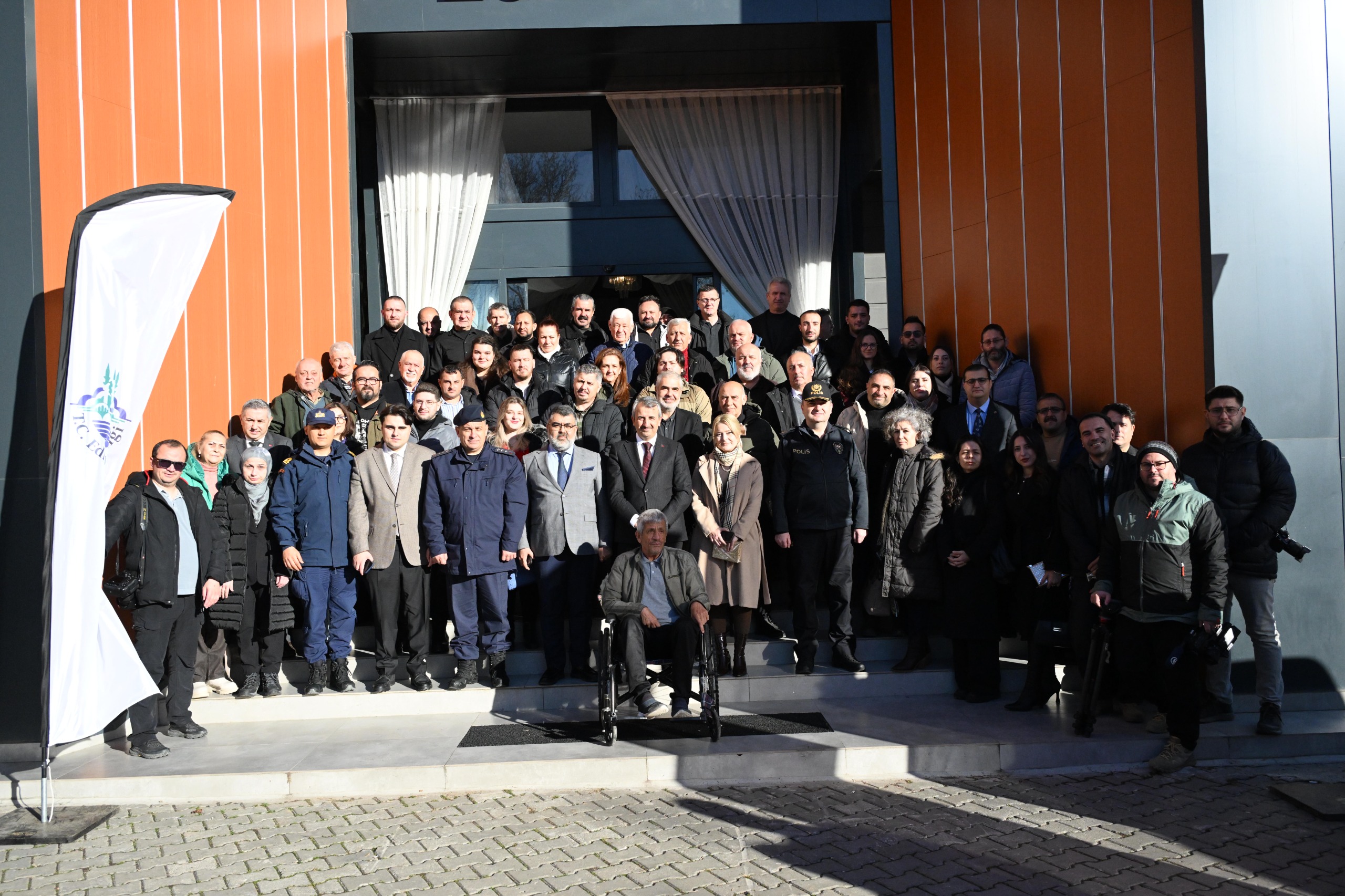 Vali Sezer'den gazetecilere '10 Ocak' kutlaması