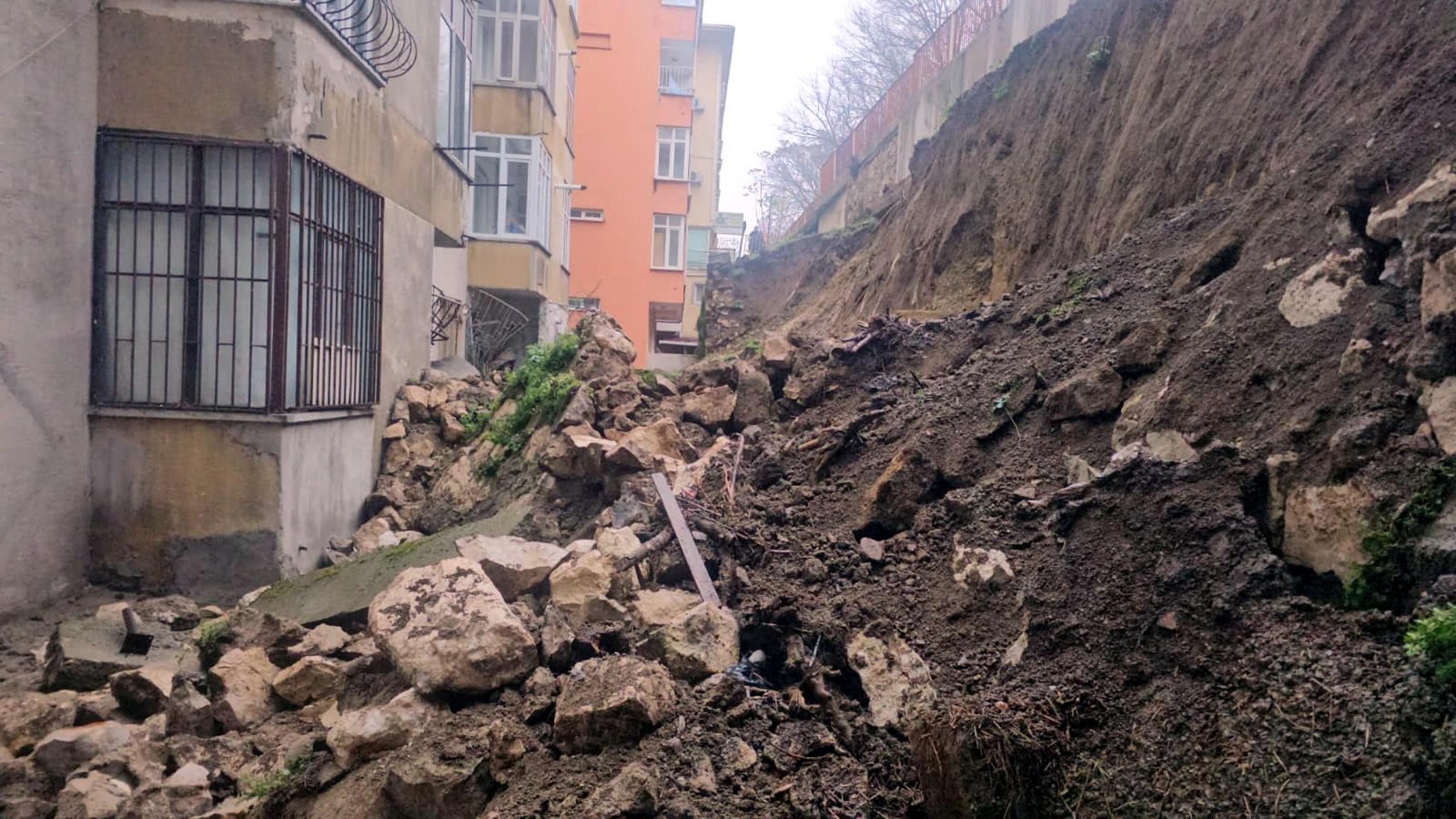 Sağanak felakete döndü, istinat duvarı yıkıldı