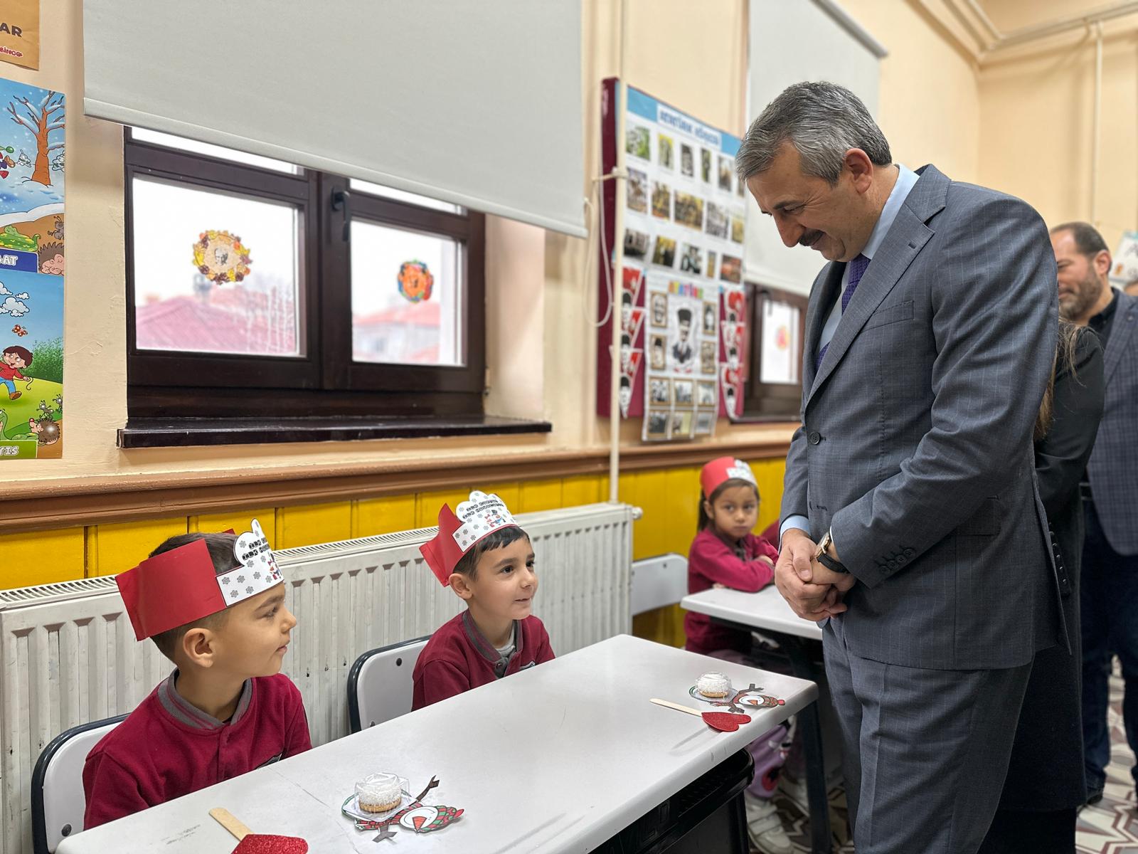 Miniklerin ilk karnesi Vali Sezer'den