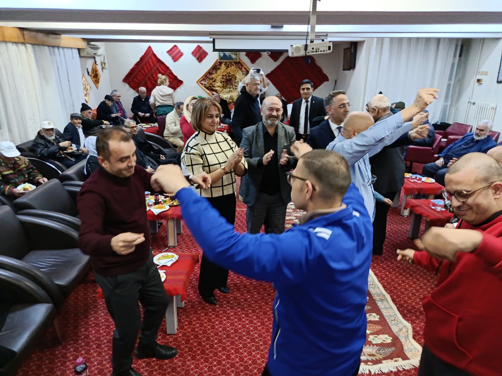 Huzurevi sakinlerine 'sıra gecesi' coşkusu