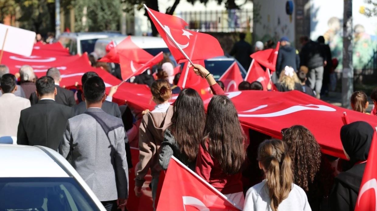 Okullarda ikinci dönem “Bayrak Sevgisi” ile başlıyor