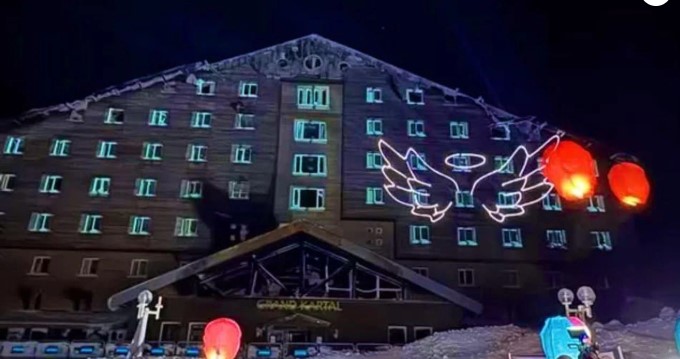 Kartalkaya faciasında yaşamını yitirenler otel önünde anıldı