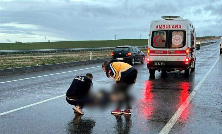 Yolun karşısına geçerken can verdi