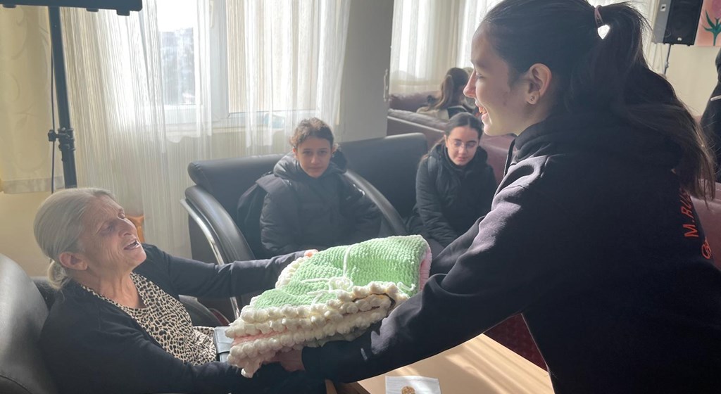 El Emeği Battaniyelerle Nesiller Arası Gönül Bağı Kuruldu