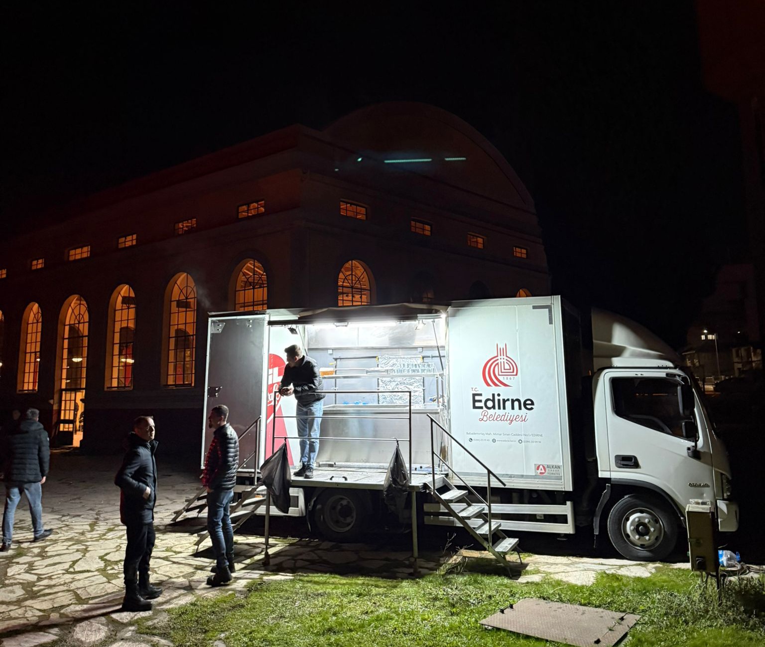 Tunca Köprüsü’ndeki ekiplere ikramlar belediyeden