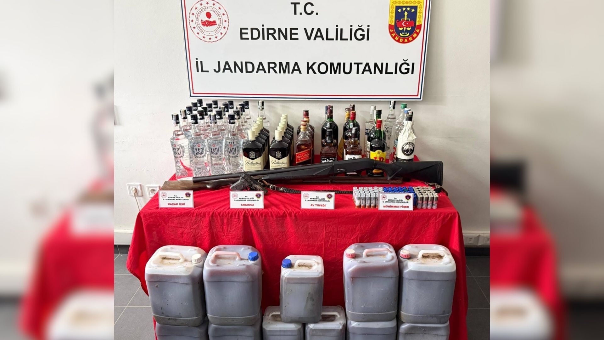 Ev aramasında kaçak içki ve silah!