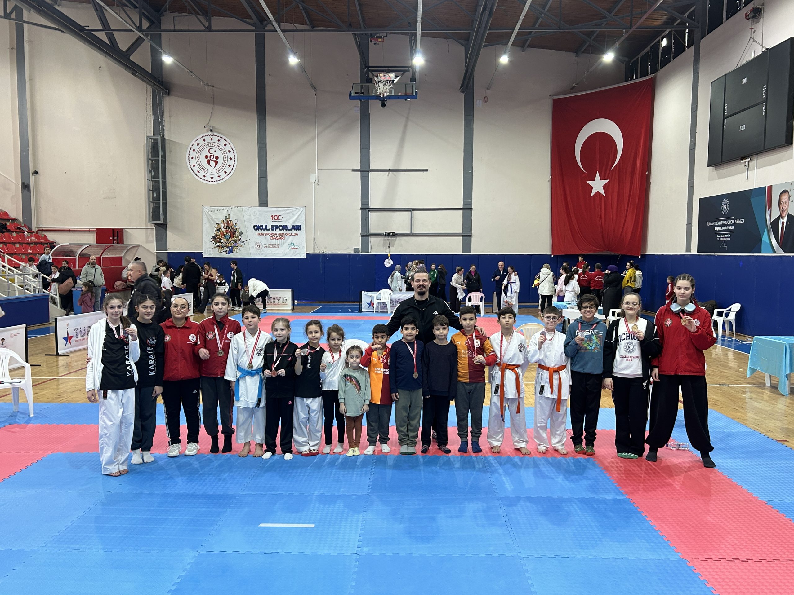 Kutlu Karate'den madalya şov