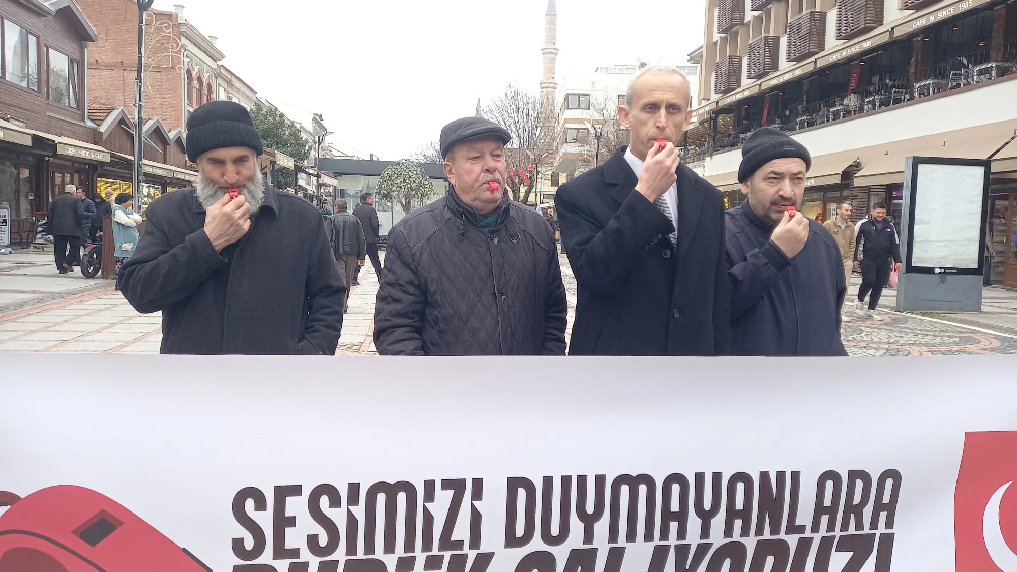 Düdükler deprem için çaldı