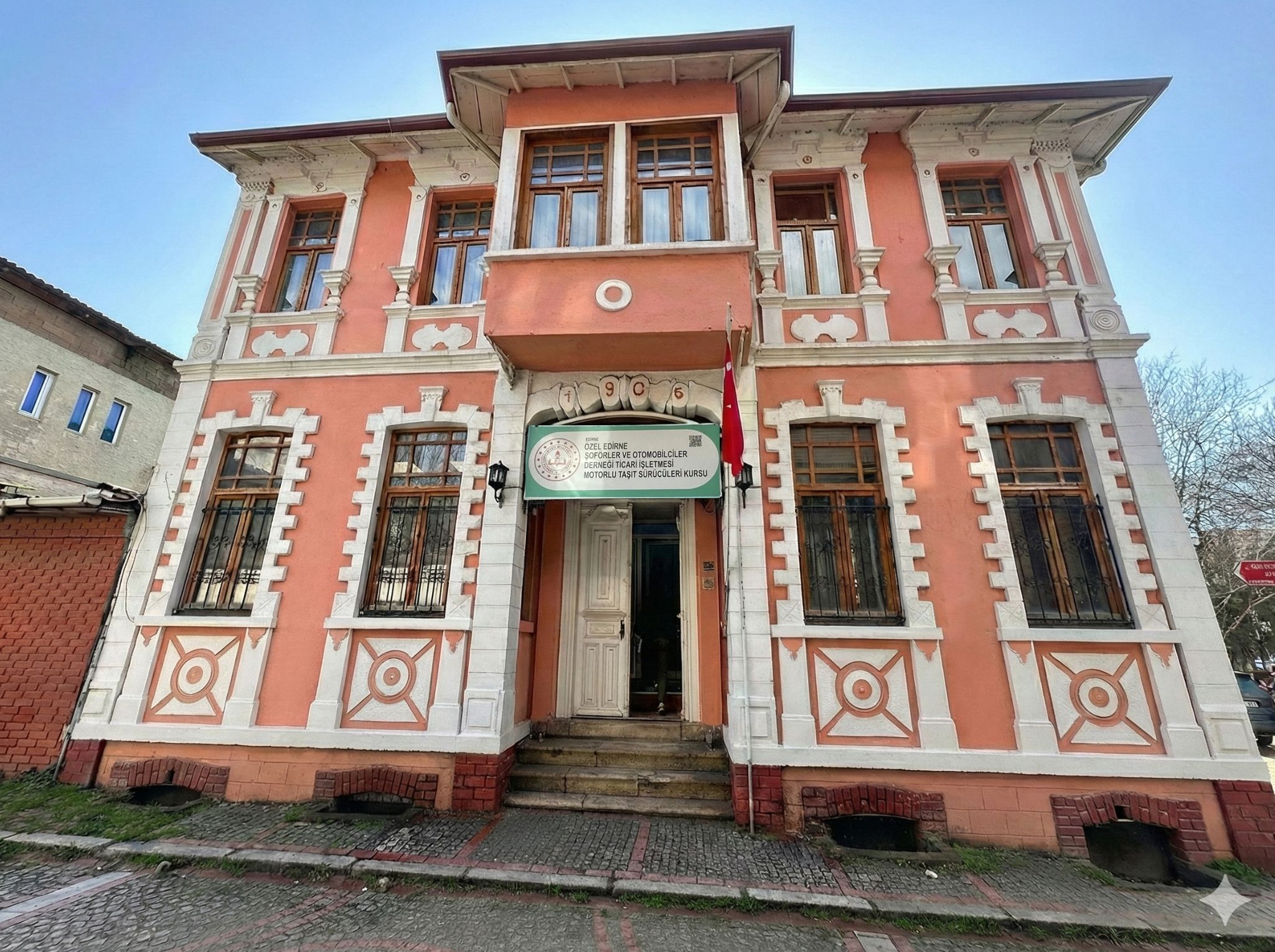 Binlerce Kişiyi Direksiyon Başına Geçirdi, Adı Az Biliniyor