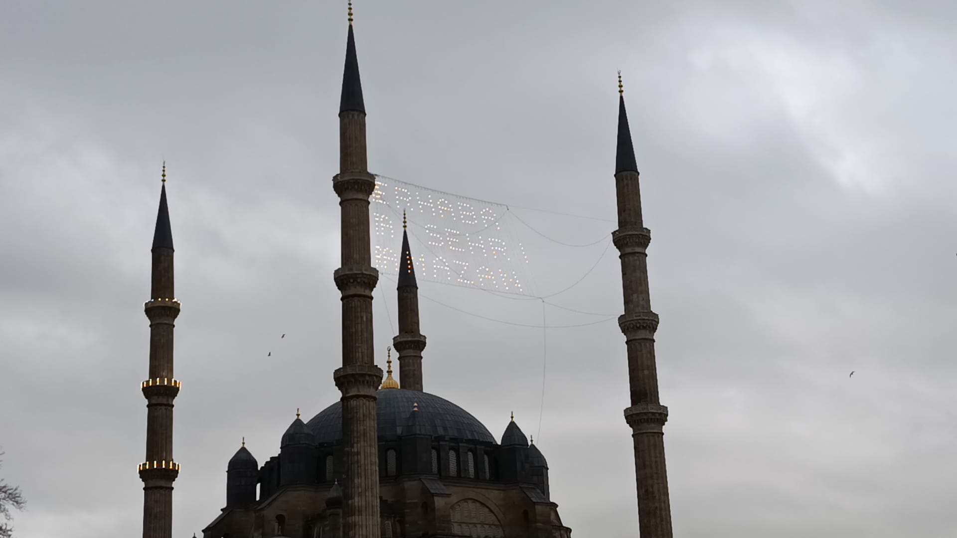 Minarelerde “Merhaba Ya Şehri Ramazan” Işıltısı