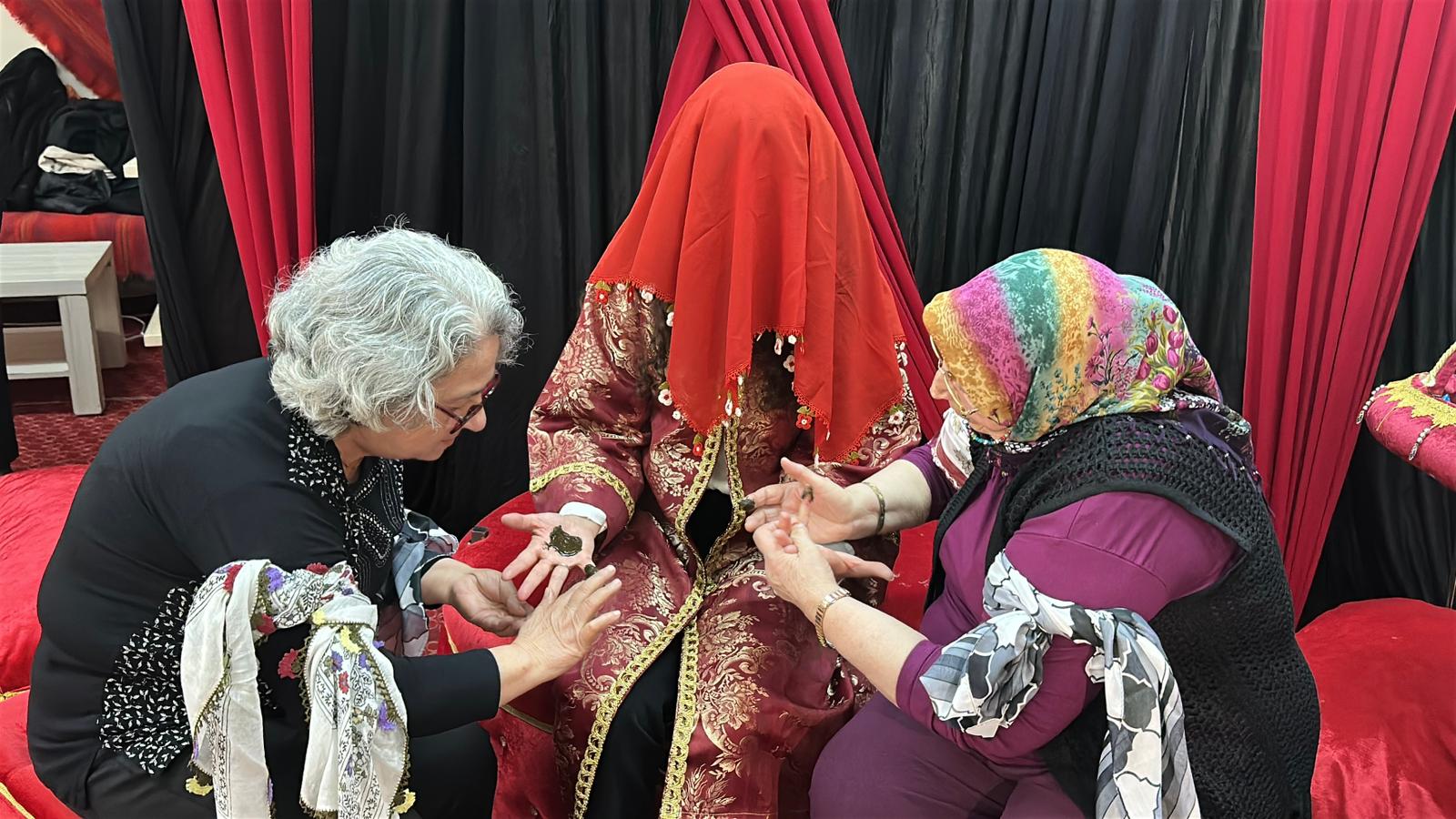 Huzurevinde kına coşkusu