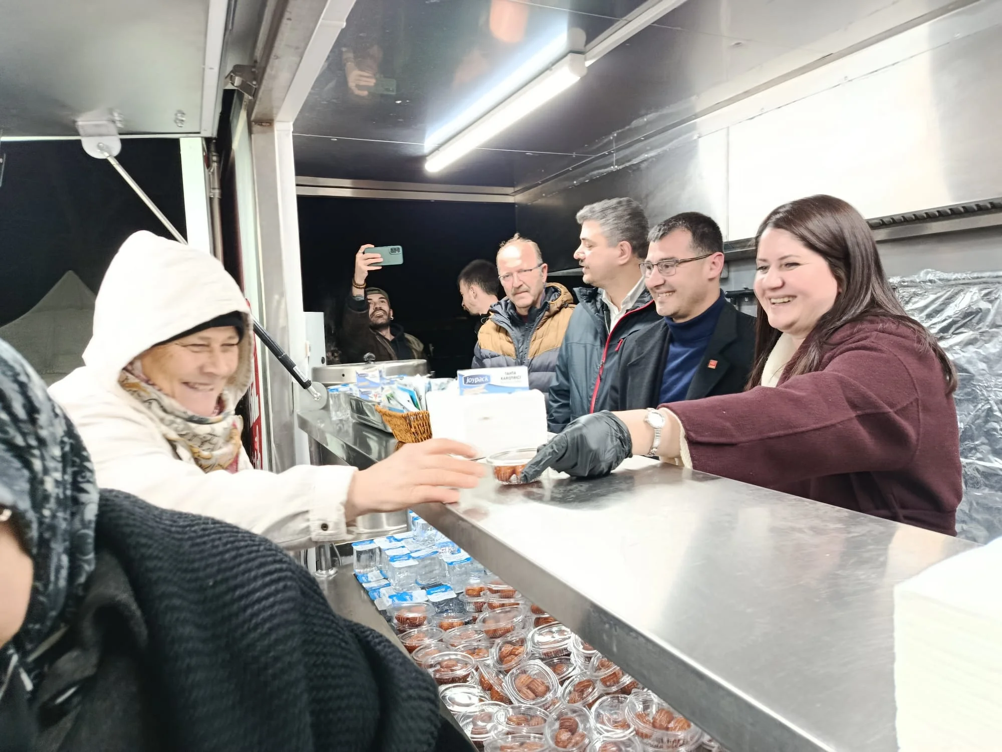 Gencan'dan teravih sonrası Selimiye'de ikram