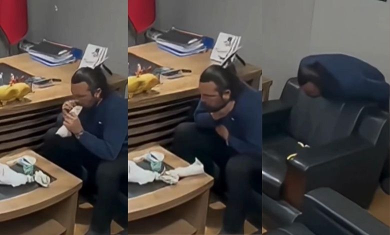 Kendi kendine Heimlich yaparak kurtuldu