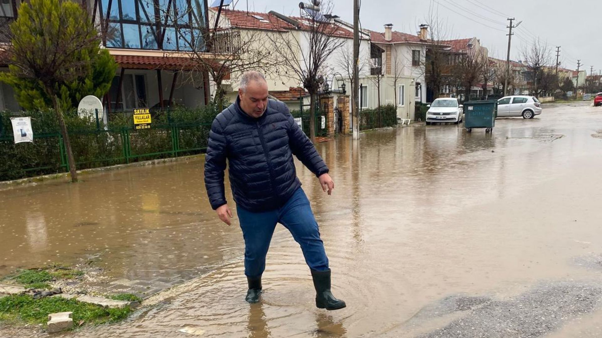 Enez'de yağmur alarmı: Sokaklar göle döndü