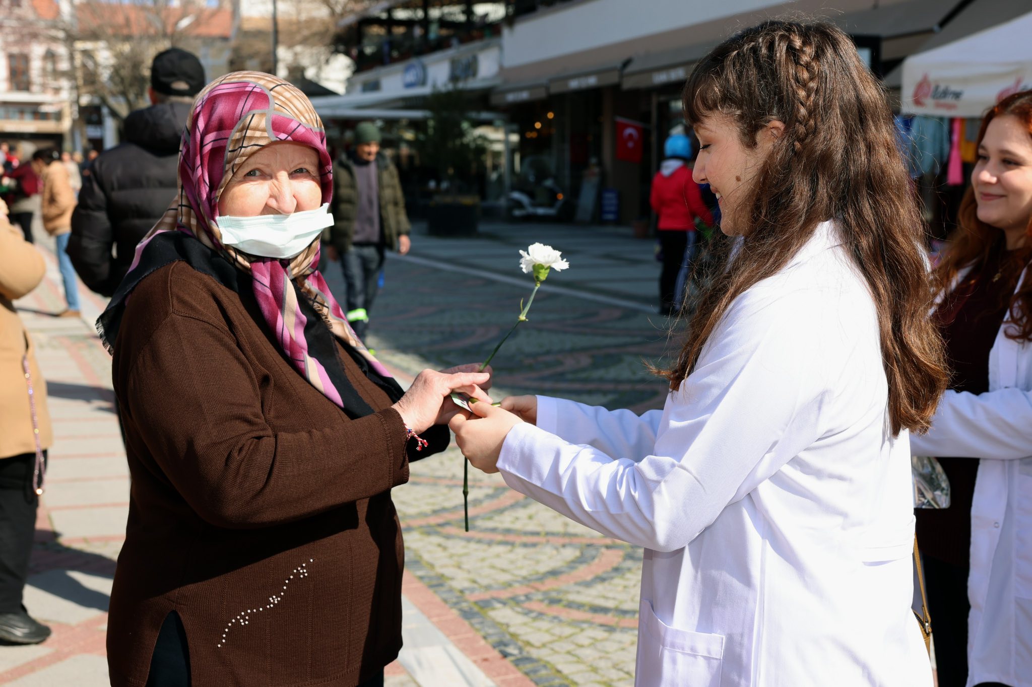 Öğrencilerden kadınlara karanfil sürprizi