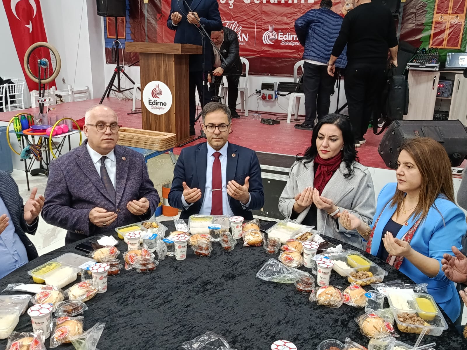 Belediye'den 4 mahalleye iftar sofrası