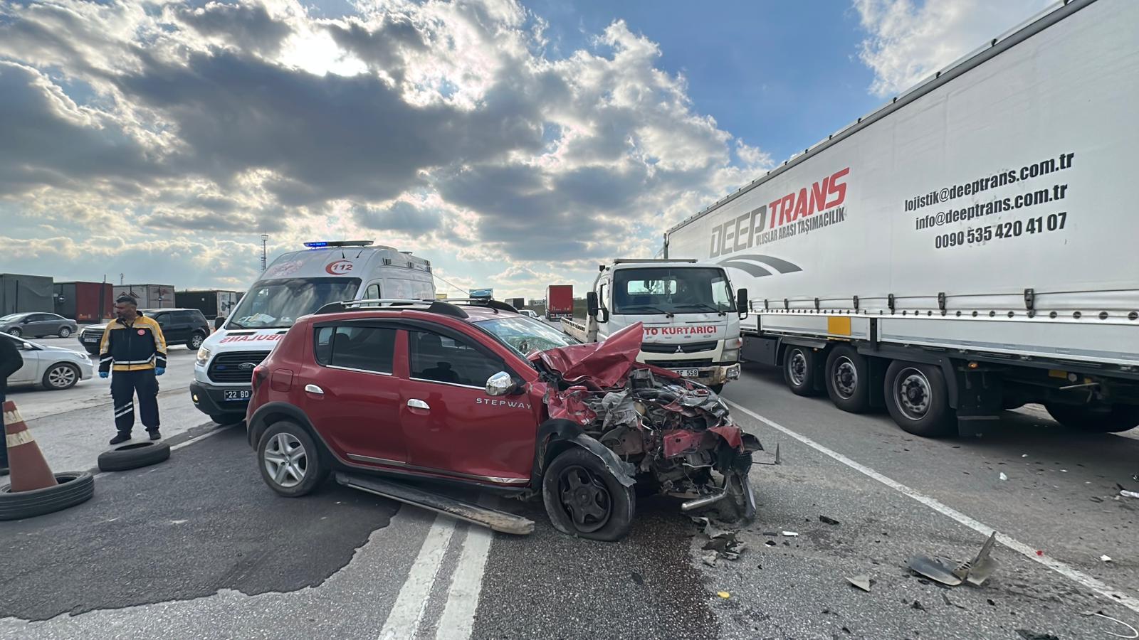 Edirne'de feci kaza: Park halindeki TIR'a çarptı