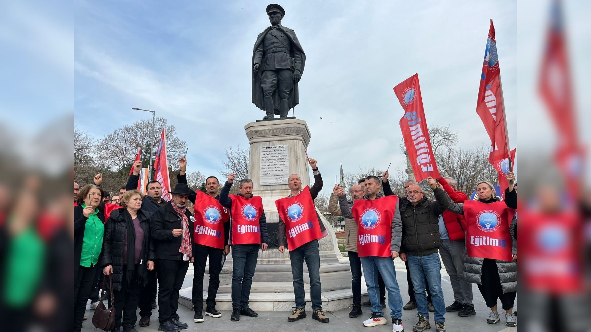 Öğretmen şiddetine karşı 'kalemli' protesto