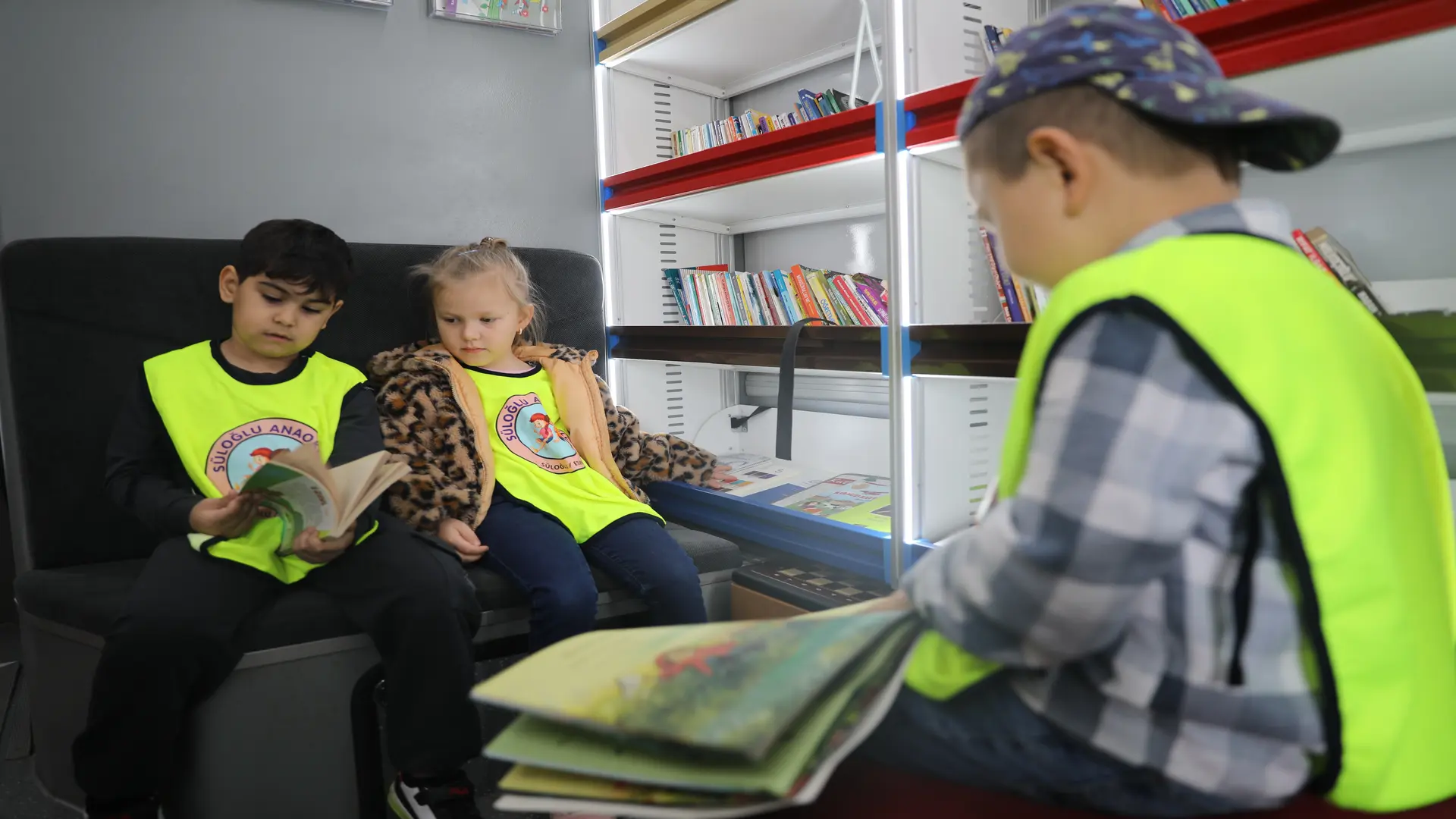 Çocuklar ve huzurevi sakinleri birlikte kitap okudu