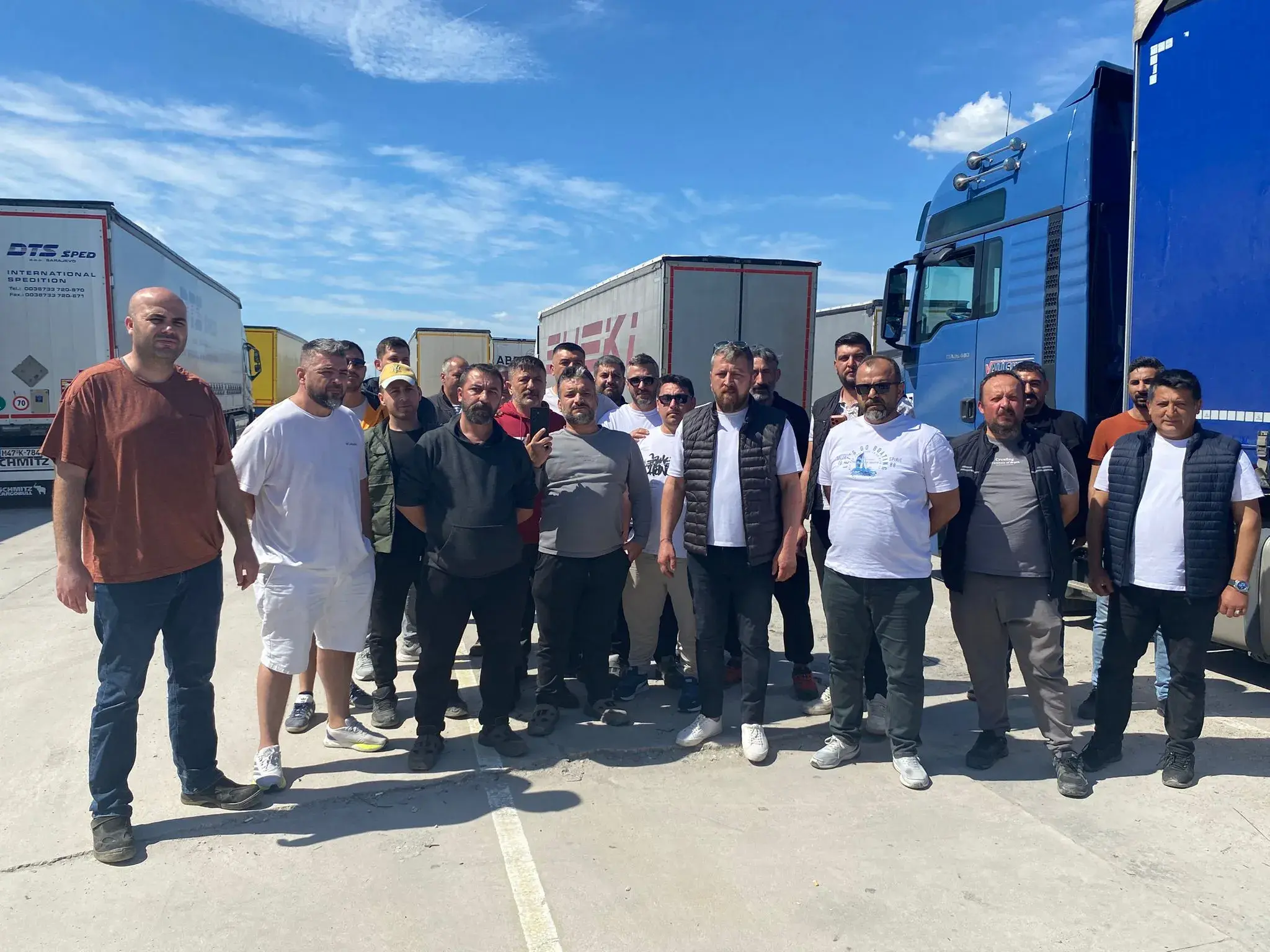 Kapıkule'de sabır taştı: TIR sürücüleri isyan etti!